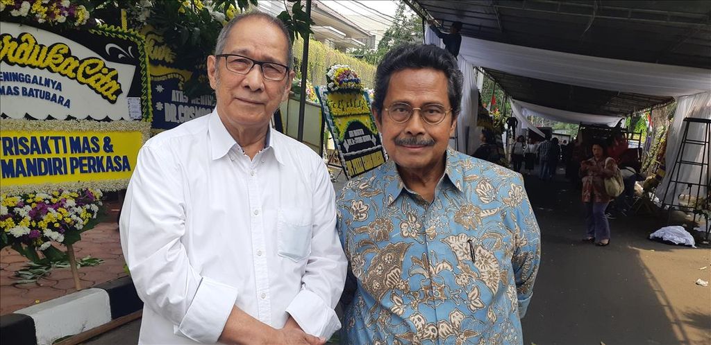 Mantan Menteri Tenaga Kerja dan Transmigrasi masa Reformasi Pembangunan Fahmi Idris (kanan).