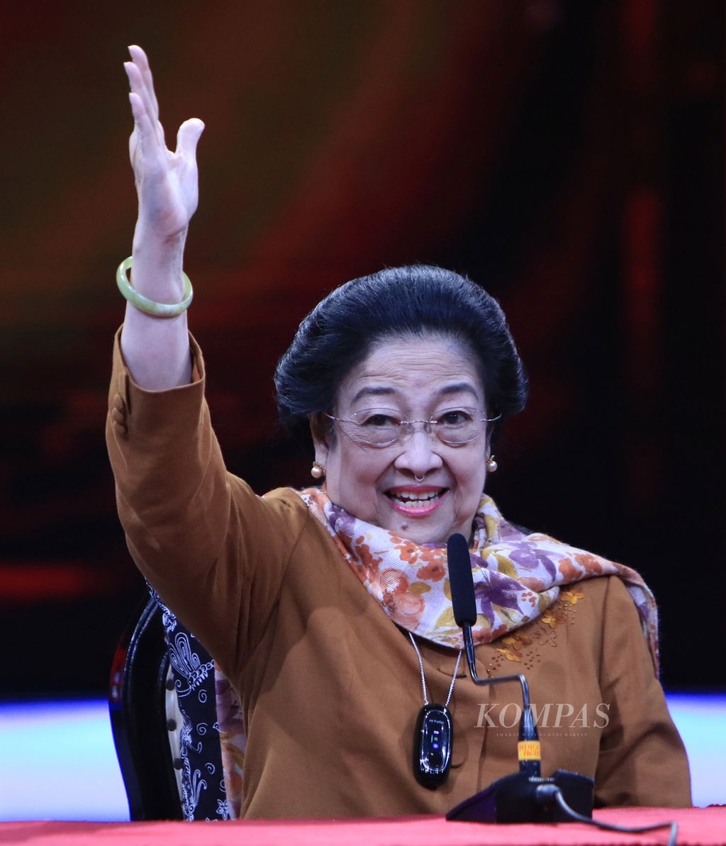 Presiden RI Ke-5 Megawati Soekarnoputri saat memberikan sambutan dalam Talkshow dan Penghargaan Inspirator dan Penggerak Cegah Stunting yang digelar di Studio 1 Kompas TV, Jakarta, Senin (17/7/2023).