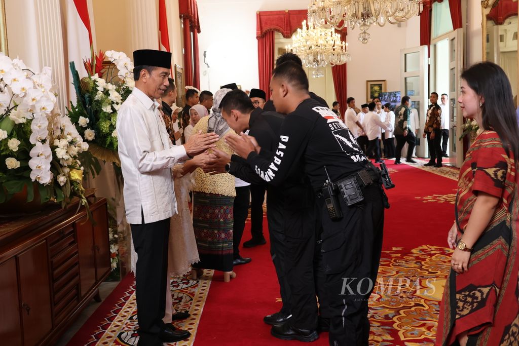 On the day of Eid al-Fitr 1445 Hijri, President Joko Widodo opened the doors of the Palace for officials or the public to come and perform the tradition of silaturahmi (visiting and seeking forgiveness). The Presidential Security Force personnel also shook hands with the President and Lady Iriana while bringing their families as well.