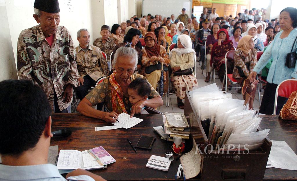 Ratusan pensiunan mengantre untuk mendapatkan dana pensiun di Kantor Pos Besar Yogyakarta, beberapa waktu lalu.