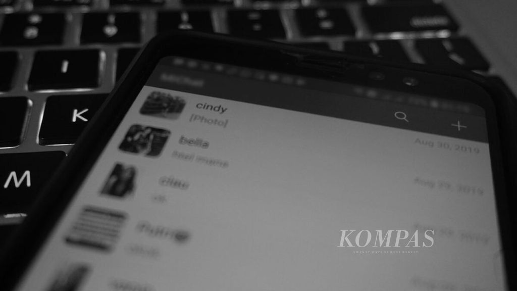 ILUSTRASI. Sejak pertengahan 2018, aplikasi MiChat menjadi perbincangan di Manado, Sulawesi Utara. Aplikasi percakapan ini menjadi sarana perdagangan jasa seks secara daring (dalam jaringan). 