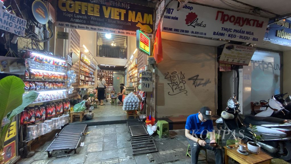 Kedai kopi Coffee Viet Nam Long Thabh di Old Quarter, Hanoi, Vietnam, yang menjajakan biji kopi hingga kopi tradisional Vietnam dengan teknik <i>vietnam</i><i>drip</i>, Sabtu (14/4/2022). 