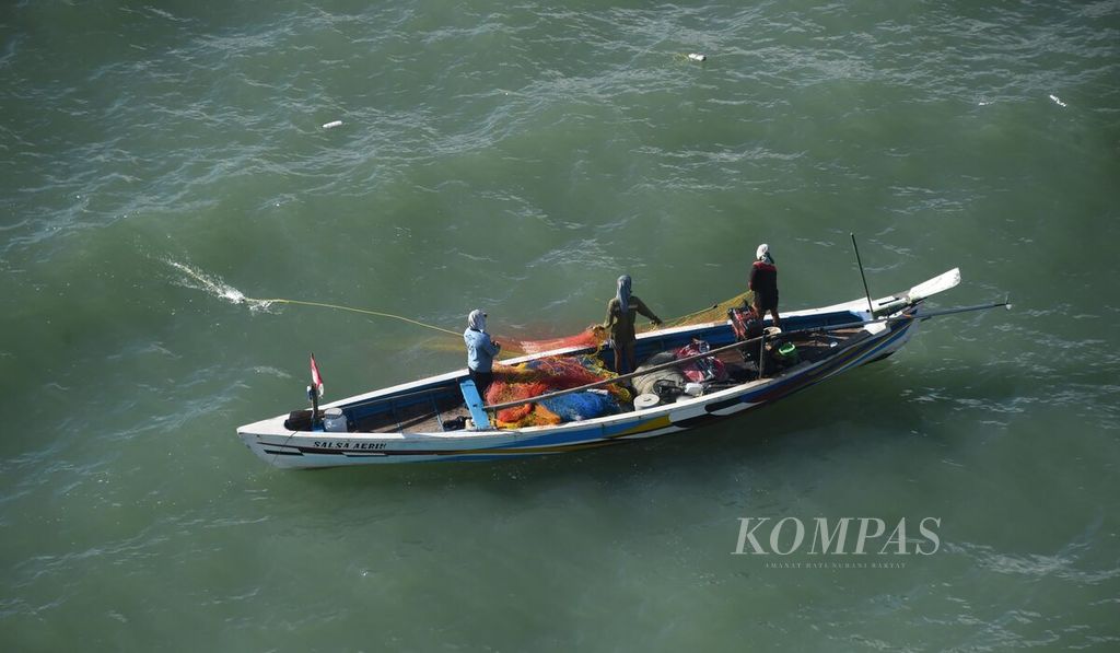 Nelayan mencari ikan di Selat Madura, Surabaya, Jawa Timur, Rabu (23/6/2021). Luas perairan Selat Madura sekitar 9.500 kilometer persegi dan menjadi wilayah tangkapan 92.480 nelayan dari sejumlah daerah, seperti Sumenep, Pamekasan, Sampang, Bangkalan, Surabaya, Sidoarjo, Pasuruan, Probolinggo, Situbondo, dan Banyuwangi. 