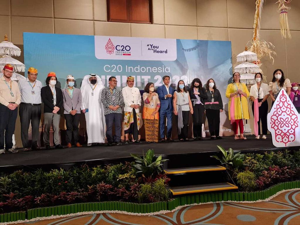 Pemimpin C20 foto bersama seusai pembukaan C20 Summit, Rabu (5/10/2022), di Nusa Dua, Bali. 