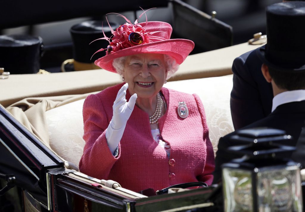 Foto yang diambil per 21 Juni 2018 ini menunjukkan Ratu Elizabeth II tiba pada hari ketiga lomba pacuan kuda Royal Ascot di Ascot, Inggris. Hari itu juga dirayakan sebagai Hari Perempuan. 