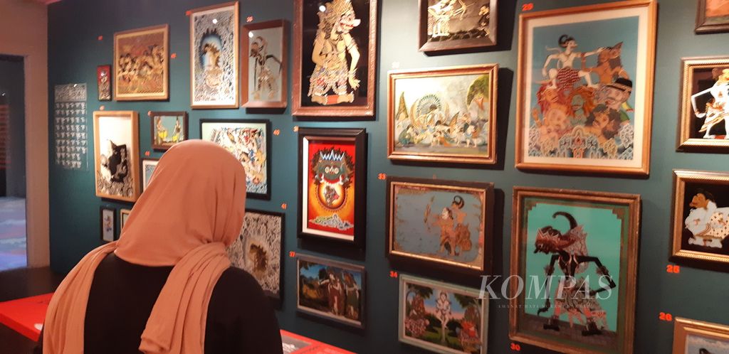 Lukisan kaca bertema Pewayangan di Pameran Cerita Kaca-Perjalanan Seni Lukis Kaca Indonesia di Galeri Dia.Lo.Gue, Kemang, Jakarta, Kamis (8/2/2024).