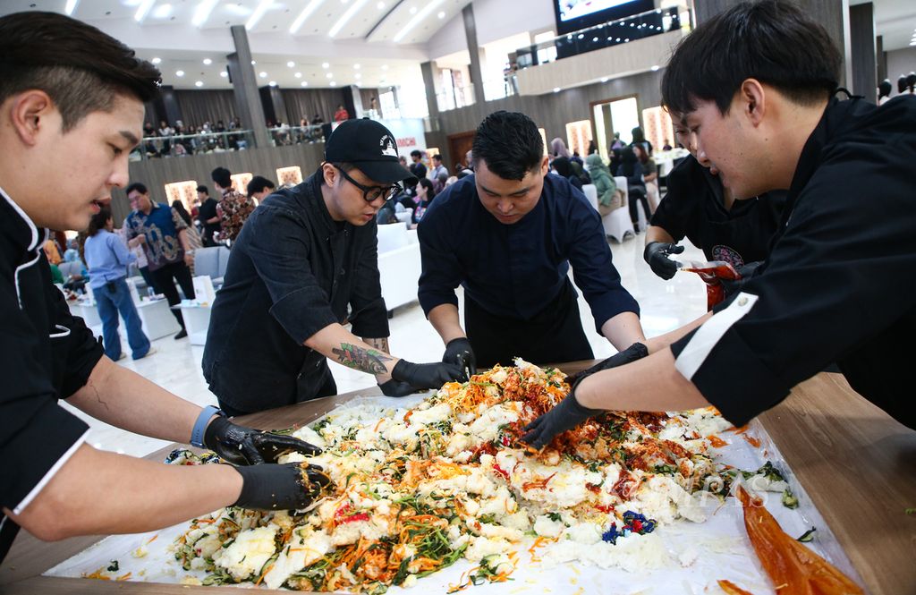 Para <i>chef</i> mempersiapkan makanan khas Korea Selatan, bibimbap, dalam acara Festival Korea Kimchi 2023 di Universitas Nasional Jakarta, Rabu (20/9/2023).