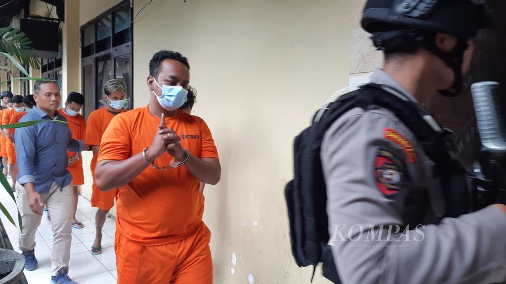 Tujuh tersangka kasus perusakan kantor Arema FC dihadirkan dalam konferensi pers di Markas Polresta Malang Kota, Selasa (31/1/2023).