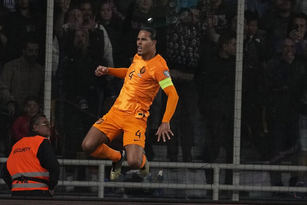 Kapten Belanda, Virgil van Dijk, merayakan gol yang dicetaknya ke gawang Yunani pada laga kualifikasi Piala Eropa 2024 di Athena, Selasa (17/10/2023) dini hari WIB. Belanda menang dengan skor 1-0.