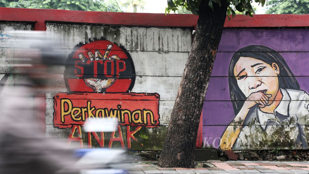 Mural berisi pesan untuk menghindari perkawinan usia dini dan lebih mengejar prestasi dan berkarya di Jalan Bekasi Timur Raya, Jakarta Utara, Kamis (20/2/2020). 