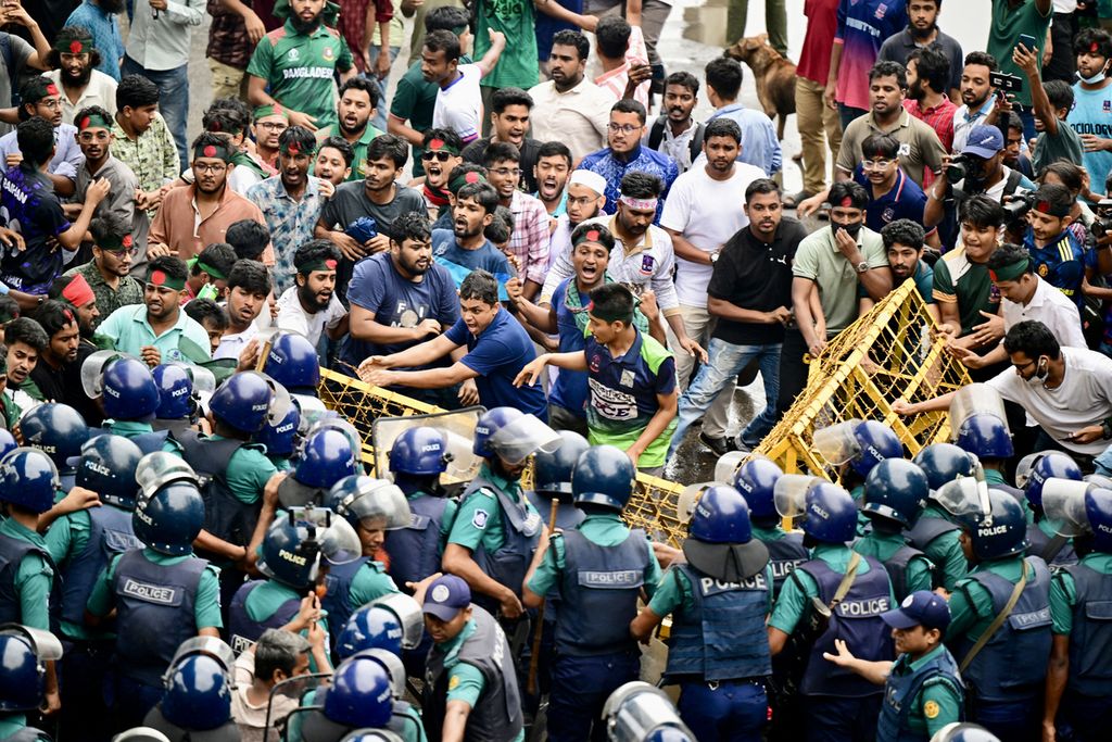 Mahasiswa bentrok dengan polisi di Dhaka, Bangladesh, Kamis (11/7/2024). Polisi menembakkan gas air mata dan peluru karet untuk membubarkan pengunjuk rasa mahasiswa yang menuntut penghapusan kuota yang mereka anggap curang karena hanya menguntungkan calon pekerja yang pro-pemerintah. 