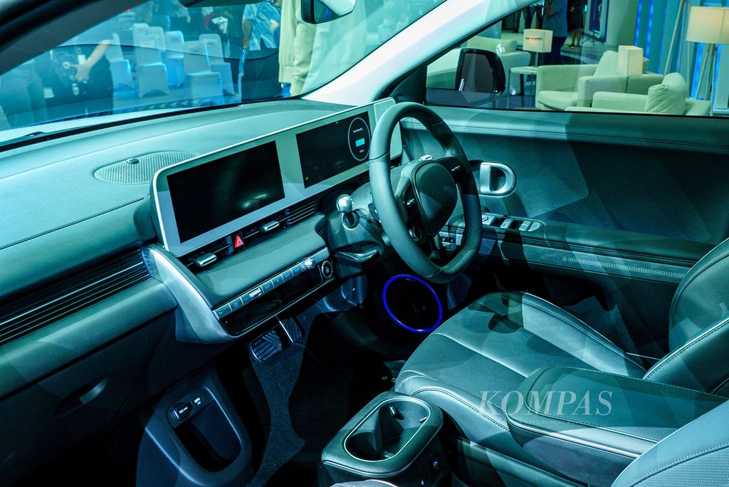 Kabin depan Hyundai Ioniq 5 di pameran otomotif Indonesia International Motor Show (IIMS) Hybrid yang diselenggarakan di JIExpo Kemayoran, Jakarta, Kamis (31/3/2022). Konsol tengah bisa dimundurkan hingga jarak 14 cm, memberikan ruang yang lebih lega di kabin depan. 