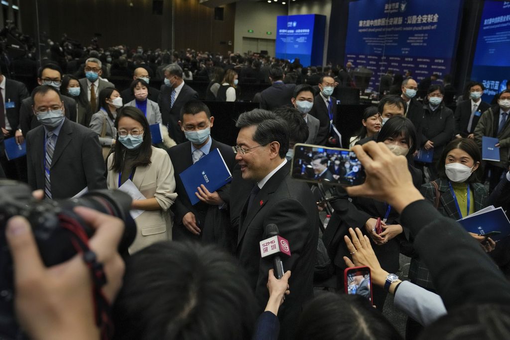 Menteri Luar Negeri China Qin Gang, tengah, meninggalkan ruang setelah memberikan pidato dalam Forum Lanting, Inisiatif Keamanan Global yang digelar oleh Kementerian Luar Negeri China di Beijing, Selasa (21/2/2023). 