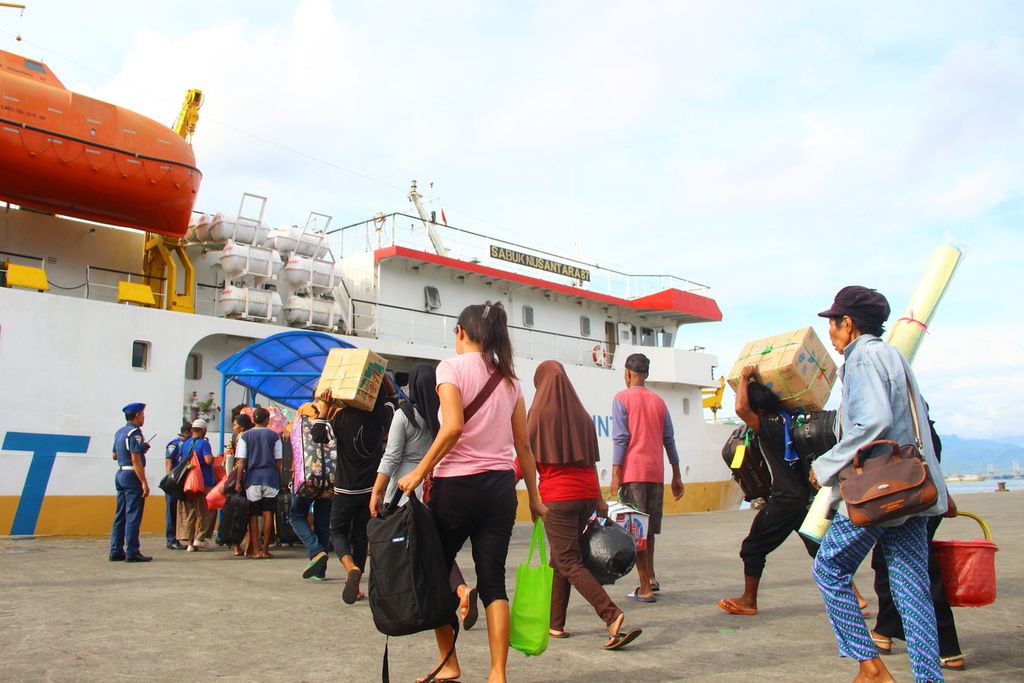 Pemudik menaiki Kapal Motor Sabuk Nusantara 87 di Pelabuhan Yos Sudarso, Ambon, Maluku, Rabu (18/12/2019). Kapal itu akan singgah di belasan pelabuhan di Maluku selama enam hari.