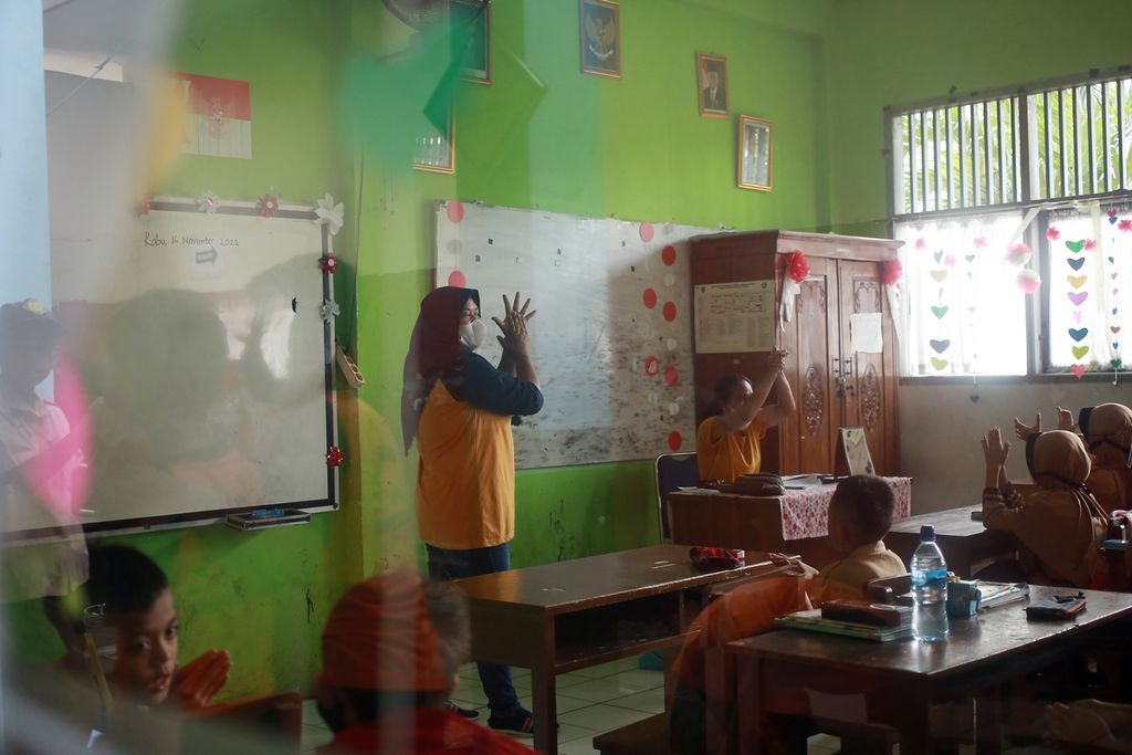 Orangtua murid melanjutkan proses belajar mengajar di SDN Pondok CIna 1, Depok, Jawa Barat, Rabu (16/11/2022). 