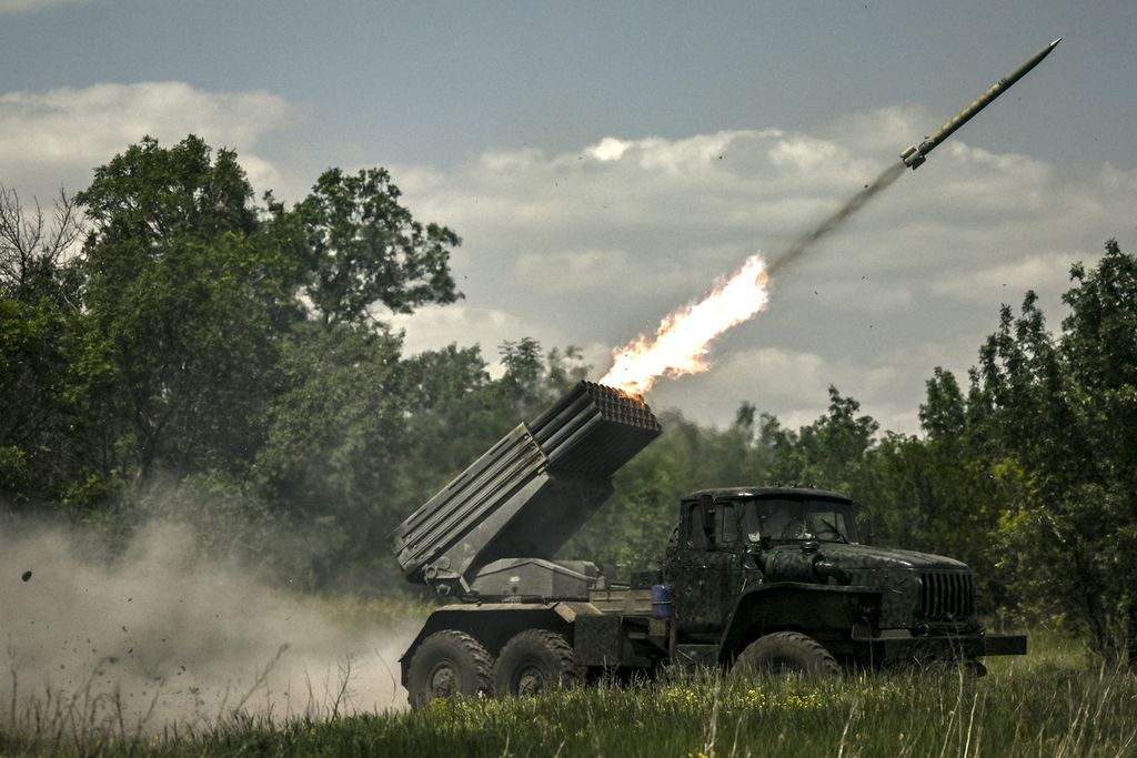 Militer Ukraina meluncurkan roket berpeluncur multilaras (MLRS) ke lokasi yang menjadi basis militer Rusia di wilayah Donbas, SElasa (7/6/2022). (Photo by ARIS MESSINIS / AFP)