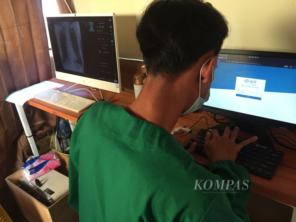 Tenaga kesehatan memasukkan data hasil rontgen warga di mobil sinar-x, dalam kegiatan penapisan tuberkulosis yang digelar tim Proyek Zero TB, di Balai Desa Giripurwo, Kabupaten Kulon Progo, Selasa (29/3/2022).