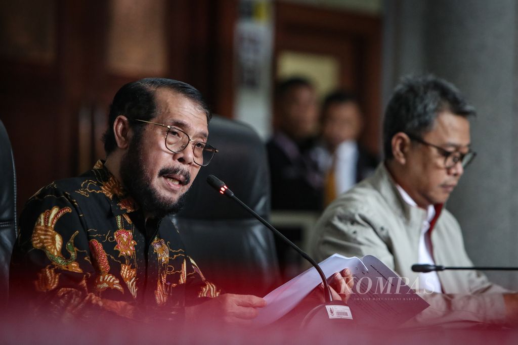 Mantan Ketua Mahkamah Konstitusi (MK) Anwar Usman (kiri) menyampaikan keterangan pers di Gedung MK, Jakarta, Rabu (8/11/2023). 