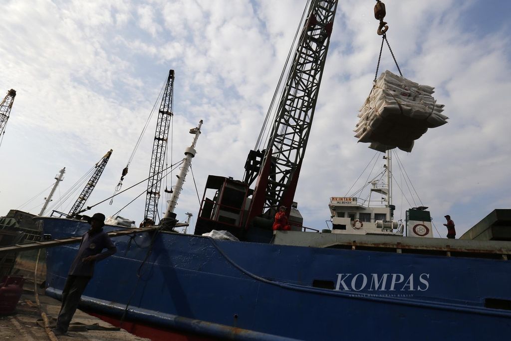 Workers are unloading wheat flour that will be shipped to Natuna Island using a boat at Sunda Kelapa Port, Jakarta on Friday (30/6/2023). According to BPS data, inter-regional trading value in Indonesia has declined. The trading value in 2021 was Rp 1.129,51 trillion. This achievement is lower than in 2020, 2019, and 2018, which were respectively Rp 1.196,98 trillion, Rp 1.628 trillion, and Rp 2.099,91 trillion.