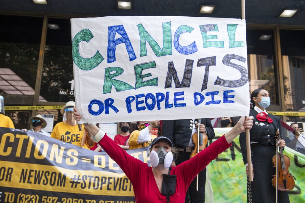 Para penyewa rumah di AS menggelar aksi protes di Los Angeles, 21 Agustus 2020, dengan tuntutan agar harga sewa rumah di negara itu ditunda sementara waktu karena pandemi Covid-19. Sektor perumahan menyumbang sekitar sepertiga dari tingkat inflasi di AS.  