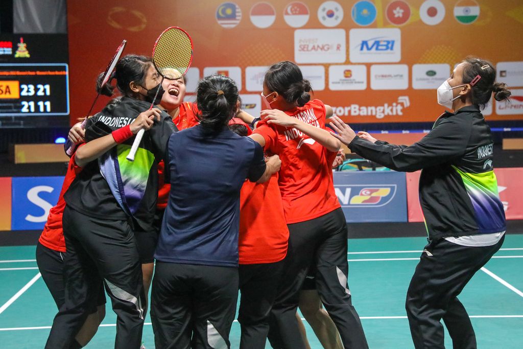 Indonesian women's players rejoiced after the second double, Nita Violina Marwah/Lany Tria Mayasari ensured Indonesia's victory over South Korea, 3-1, in the final of the Asian Team Badminton Championships in Selangor, Malaysia, Sunday (20/2/2022).