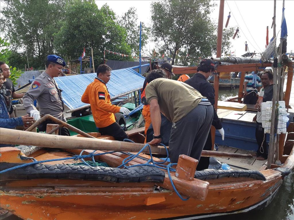 Tim SAR gabungan bersama nelayan mengevakuasi jasad Rasjah (36), warga yang tenggelam, di perairan Desa Ilir, Kecamatan Kandanghaur, Kabupaten Indramayu, Jawa Barat, Jumat (7/6/2019). Rasjah bersama istrinya, Darnengsih (29), tewas tenggelam, Kamis sore.