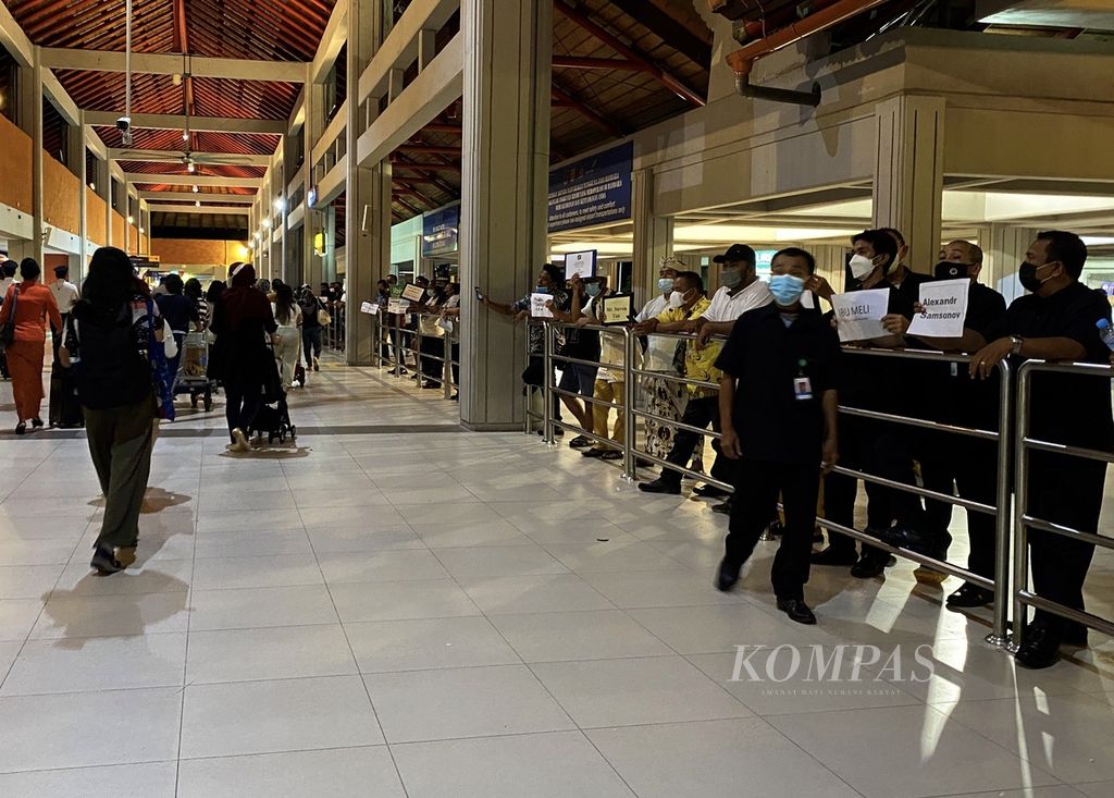 Penumpang melintasi para penjemput di Bandara I Gusti Ngurah Rai, Bali, Sabtu (19/3/2022). Seiring dengan adanya pelonggaran aturan perjalanan, aktivitas penumpang di bandara tersebut menggeliat. Hal ini diharapkan bisa menjadi penanda kebangkitan pariwisata di Bali. 