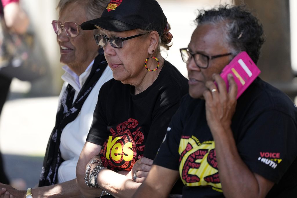Perempuan Aborigin duduk di tempat pemungutan suara Referendum Voice di Sydney, Australia, 14 Oktober 2023. 