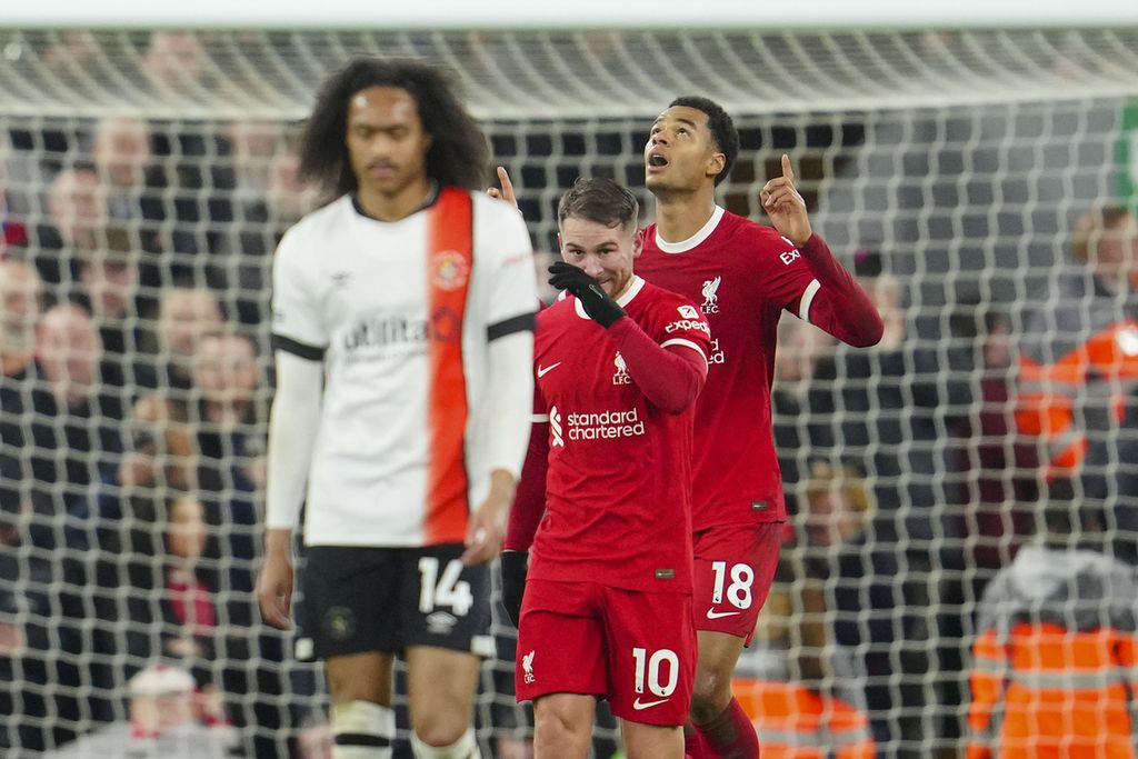 Striker Liverpool, Cody Gakpo, merayakan gol yang dicetaknya ke gawang Luton Town di Anfield, Kamis (22/2/2024) dini hari WIB. 