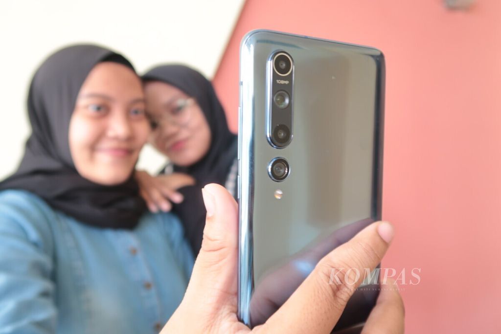 Dua remaja putri berfoto menggunakan kamera depan dari ponsel terbaru Xiaomi, Mi 10, di Jakarta, Selasa (26/5/2020).