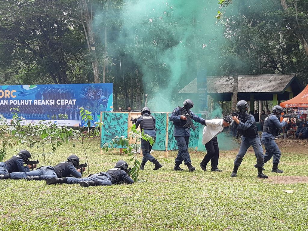 Satuan Polisi Kehutanan Reaksi Cepat (SPORC) memperagakan simulasi pengamanan hutan dalam acara Apel Puncak HUT Ke-18 SPORC di Taman Nasional Way Kambas, Kabupaten Lampung Timur, Lampung, Kamis (18/1/2024).