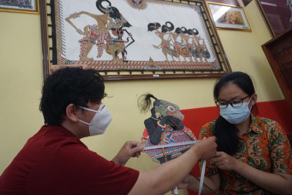 Ilustrasi. Mahasiswa dan mahasiswi Universitas Yos Sudarso Purwokerto mendata wayang kulit di Museum Wayang Sendang Mas, Banyumas, Jawa Tengah, Selasa (18/5/2021).