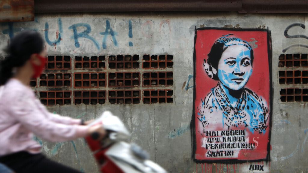Poster RA Kartini menghiasi tembok rumah di Jalan Halim Perdana Kusuma, Kota Tangerang, Minggu (12/4/2020). RA Kartini dikenal sebagai pejuang emansipasi perempuan.