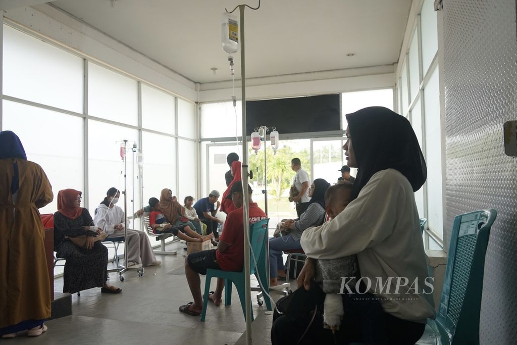 Pasien diinfus di atas kursi plastik di Instalasi Gawat Darurat RSUD Kendari, Kota Kendari, Sulawesi Tenggara, Senin (25/3/2024). 