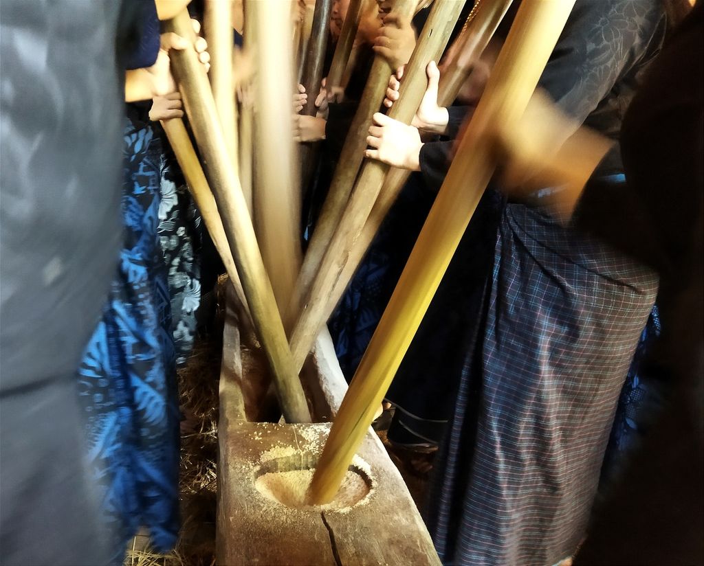 Puluhan kaum perempuan dari berbagai kampung di Baduy luar menumbuk padi di lesung atau rempugan nutu sebanyak 35 ikat atau rumpun padi yang diambil dari leuit (lumbung padi) mereka, Kamis (21/7/2022). Rempungan nutu yang dilakukan oleh kaum perempuan ini sebagai persiapan untuk pesta adat perkawinan.