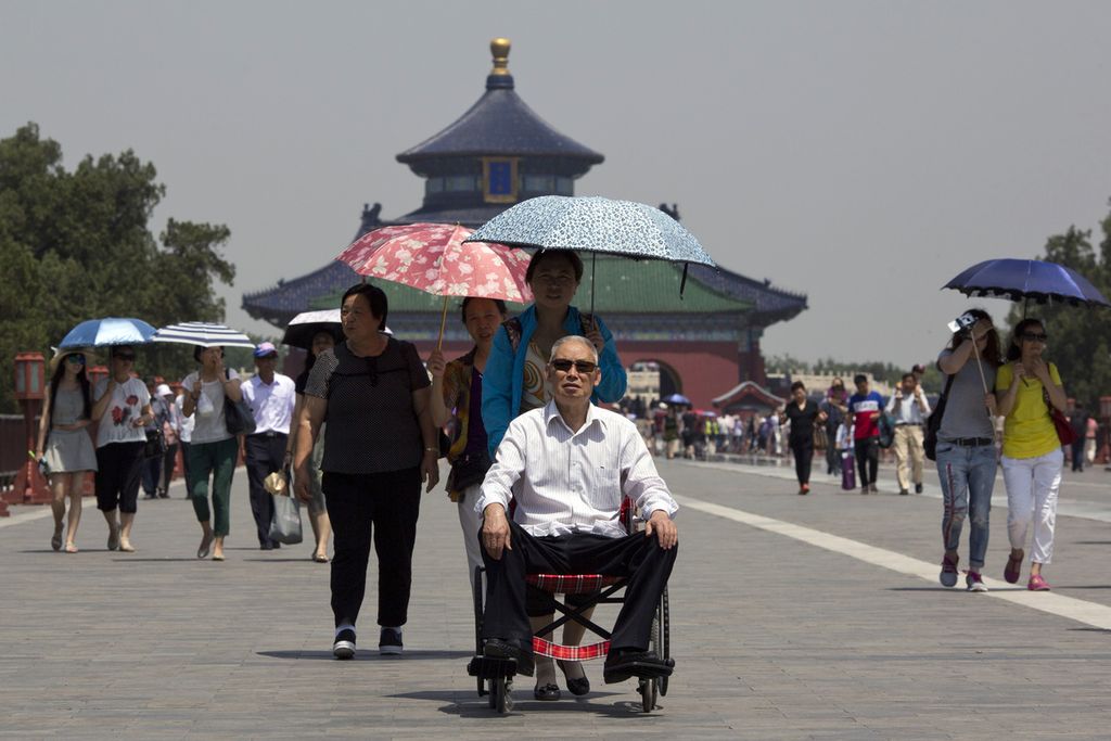 Seorang warga lansia berwisata di Taman Kuil Surga di Beijing, China, pada 5 Juni 2015.