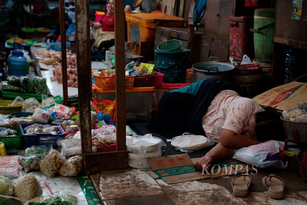 Pedagang tertidur di lapak jualannya saat menunggu pembeli di Pasar Jatingaleh, Kota Semarang, Jawa Tengah, Selasa (19/7/2021). Berbagai upaya dilakukan pemerintah untuk menjaga daya beli masyarakat di tengah kenaikan harga kebutuhan yang terus terjadi. 
