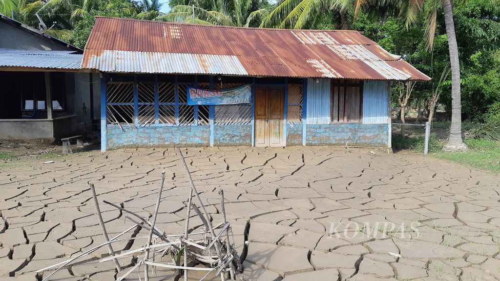 Sebuah warung bakso di Desa Fahiluka, Kecamatan Malaka Tengah, Kabupaten Malaka, Nusa Tenggara Timur, belum beroperasi setelah diterjang banjir akibat siklon tropis Seroja seperti pada Rabu (21/4/2021).