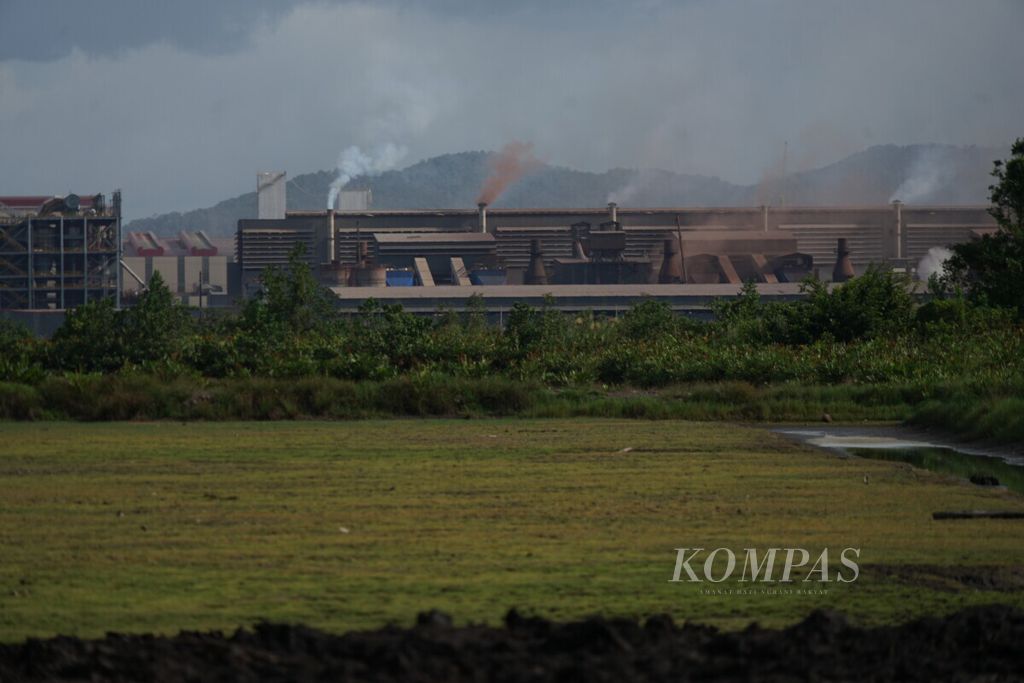 Sejumlah tungku pembakaran dan pengolahan nikel di kawasan industri Morosi, Konawe, Sulawesi Tenggara, seperti terlihat pada Minggu (6/9/2020). 
