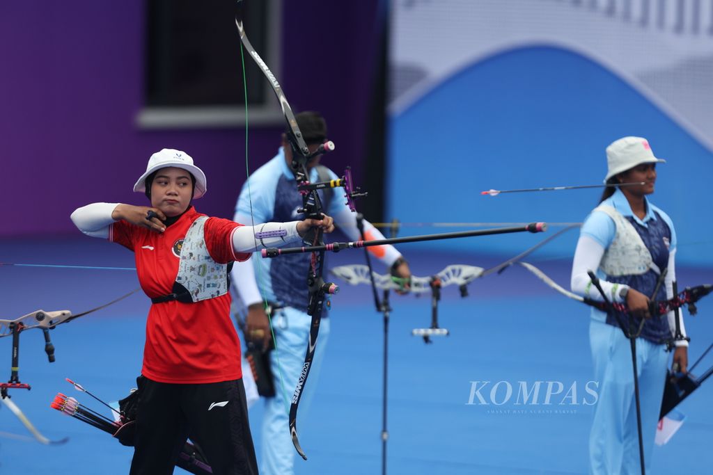 The Indonesian archery team, Diananda Choirunisa, paired with Riau Ega Agatha Salsabilla, competed against the Indian archery team, Ankita Bhakat/Atanu Das, in the final eight of the 2022 Asian Games mixed team recurve event at the Fuyang Yinhu Sports Center, Province Zhejiang, China, Wednesday (4/10/2023).