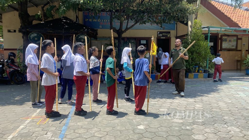 Siswa berlatih baris-berbaris di SD Negeri Barusari 01, Kecamatan Semarang Selatan, Kota Semarang, Jawa Tengah, Selasa (7/11/2023). Di sekolah itu ada 17 siswa berkebutuhan khusus. 