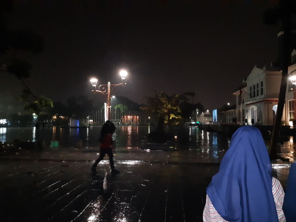 Hujan mengguyur Taman Fatahillah, Jakarta Barat, Minggu (2/9/2018). Di sini sedianya akan diadakan nonton bersama acara penutupan Asian Games 2018.