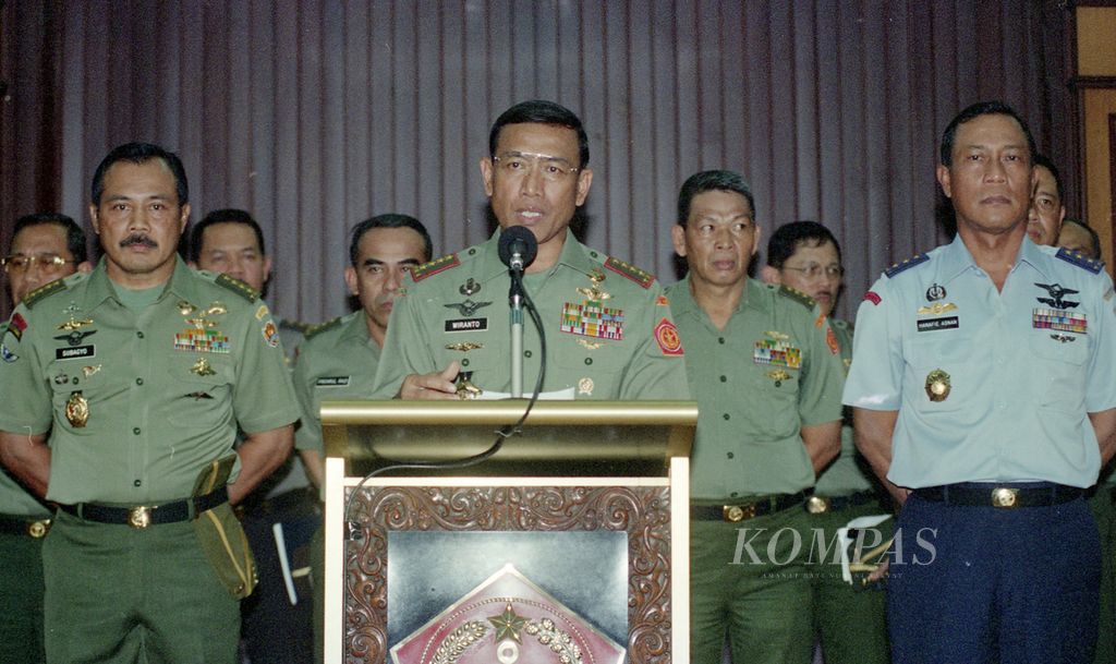 Menhankam/Panglima ABRI Jenderal Wiranto, yang antara lain didampingi Ketua Dewan Kehormatan Perwira Jenderal Subagyo Hadisiswoyo, mengumumkan sanksi administratif bagi Letjen Prabowo Subianto, Mayjen Muchdi PR, dan Kolonel (Inf) Chairawan di hadapan puluhan wartawan di Dephankam, Jakarta, Senin (24/8/1998).