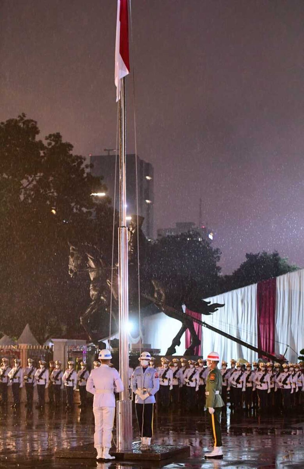 Suasana upacara Parade Senja dan penurunan bendera Merah Putih di Lapangan Bela Negara, Kementerian Pertahanan, Jakarta, Selasa (4/10/2022). Upacara tersebut merupakan rangkaian hari ulang tahun ke-77 Tentara Nasional Indonesia.
