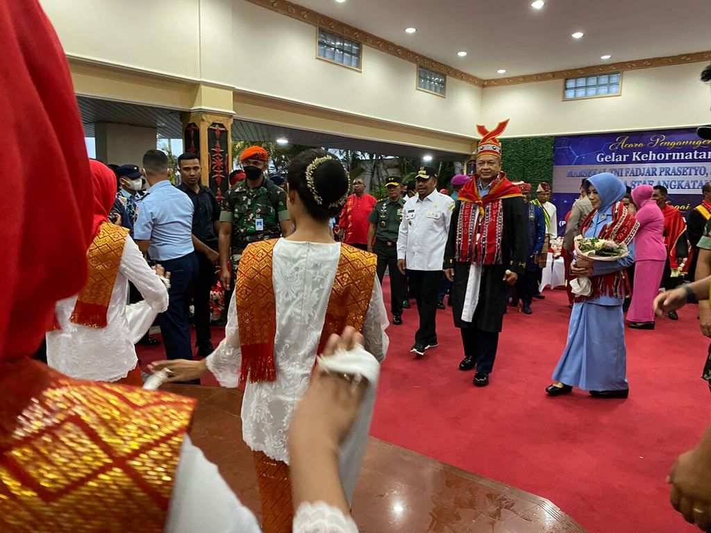 KSAU Marsekal Fadjar Prasetyo dan Ketua Umum PIA Ardhya Garini Inong Fadjar Prasetyo, dianugerahi gelar kehormatan adat oleh majelis Latupati Maluku, Ama Elakekai Saka Runa Sanaeno saat tiba di Lanud Pattimura, Minggu (3/7/2022).