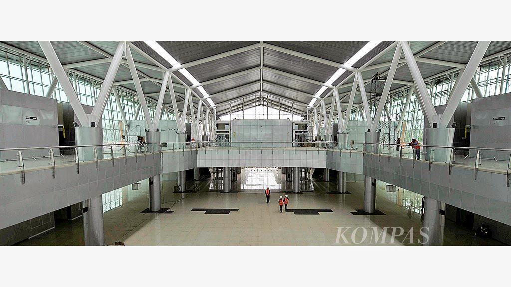 Pengerjaan stasiun kereta di kawasan Bandara Soekarno-Hatta, Tangerang, Banten, Senin (17/4). Saat ini, pembangunan stasiun  sudah mencapai 93 persen. Kereta bandara direncanakan beroperasi pada Juli 2017. Satu rangkaian  terdiri atas enam kereta berkapasitas 272 penumpang.