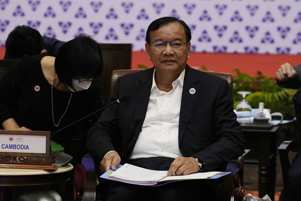 Menteri Luar Negeri Kamboja Prak Sokhonn menghadiri Pertemuan Para Menlu ASEAN di Phnom Penh, Kamboja, 17 Februari 2022. Sebagai menlu negara yang mengetuai ASEAN, ia juga menjabat Utusan Khusus ASEAN untuk Myanmar. 