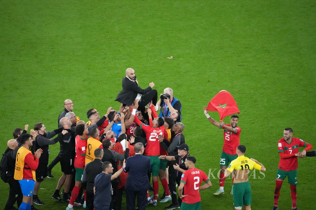 Para pemain Maroko merayakan kegembiraan setelah mengalahkan Portugal, 1-0, pada babak perempat final Piala Dunia 2022 di Stadion Al Thumama, Qatar, Sabtu (10/12/2022). 