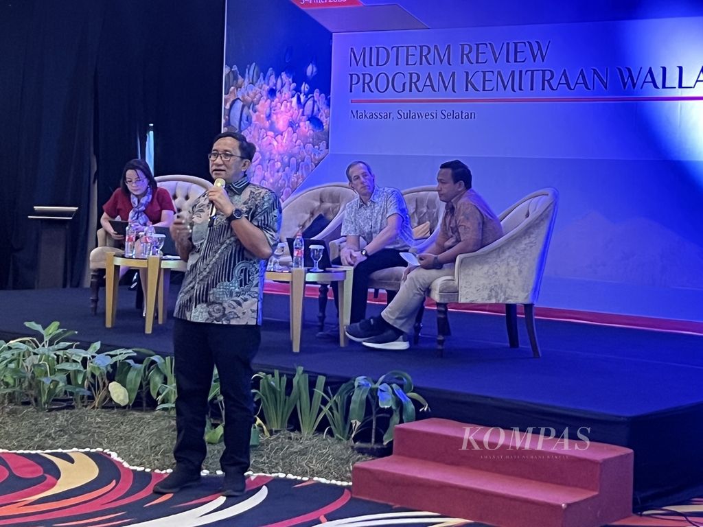 Kepala Dinas Kelautan dan Perikanan Sulawesi Tengah Agus Latjuba berbicara dalam acara evaluasi program Kemitraan Wallacea di Makassar, Sulsel, Kamis (4/5/2023).
