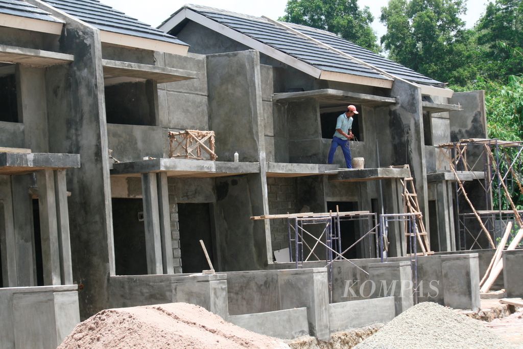Foto ilustrasi pembangunan properti tatkala pekerja menyelesaikan pembangunan rumah di Manggar, Balikpapan Timur, Balikpapan, Kalimantan Timur, Jumat (3/4/2014).
